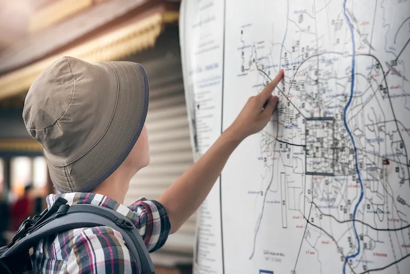 traveler-pointing-city-map