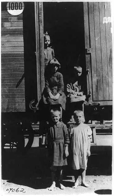 [Children on train during exodus after Russian Revolution]
