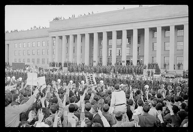 [Large crowd of anti-Vietnam War protesters and military police in front of the Pentagon during the March on the Pentagon, October 21, 1967]