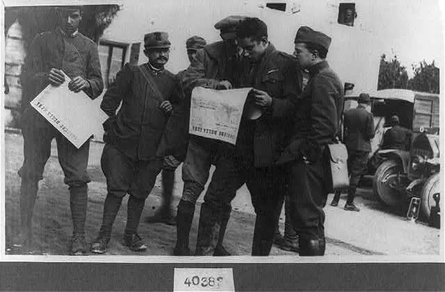 [Soldiers reading reports of victory at the Italian Front during World War I]