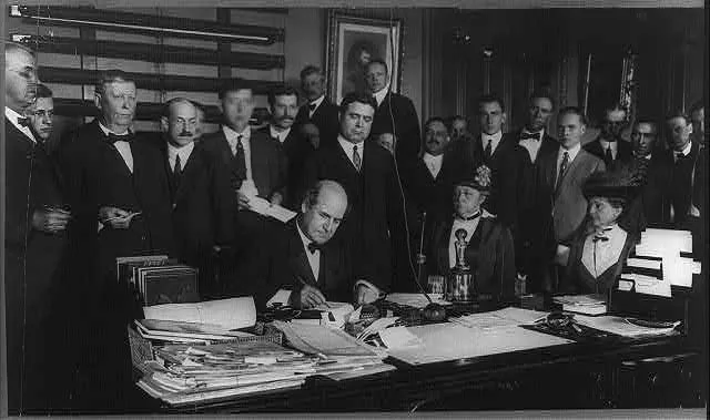 [William Jennings Bryan signing proclamation, 17th Amendment]
