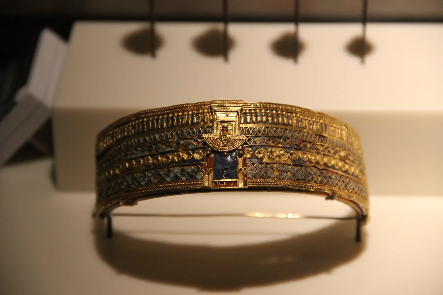 Ancient Egypt Gold Upper Arm Bracelet with the ram-headed god Amun in a shrine; from Meroë (Kingdom of Kush - Sudan), probably 1st Cent. BC (28130261884)