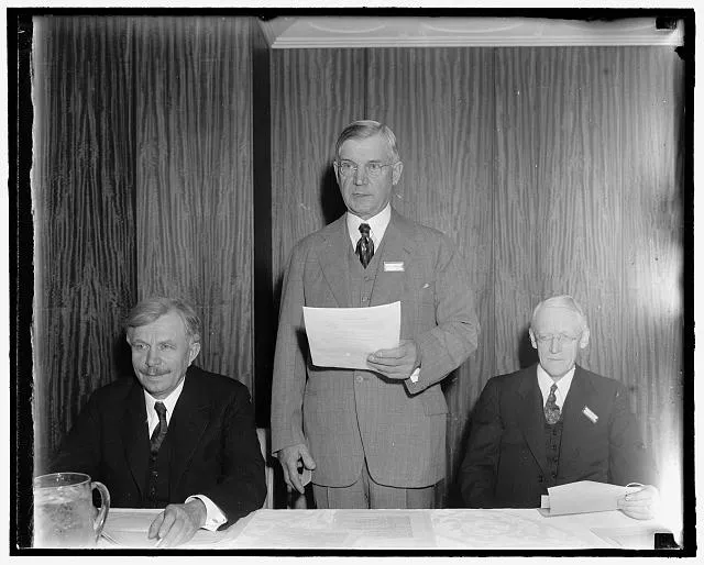 Discuss America's foreign policy. Washington, D.C., April 15. In an effort to give impetus to the movement for revision of the Neutrality Act, an emergency conference of one hundred today assembled in Washington for a two-day discussion of American Foreign Policy. The meeting is being held under the auspices of the American Union for Concerted Pace Efforts. In the picture, left to right. James T. Shotwell, President, League of Nations Association - Rev. Roy M. Houghton, Congregational Church of New Haven, Conn., and Ernest Wilkins, President of Oberlin College, 4-15-39