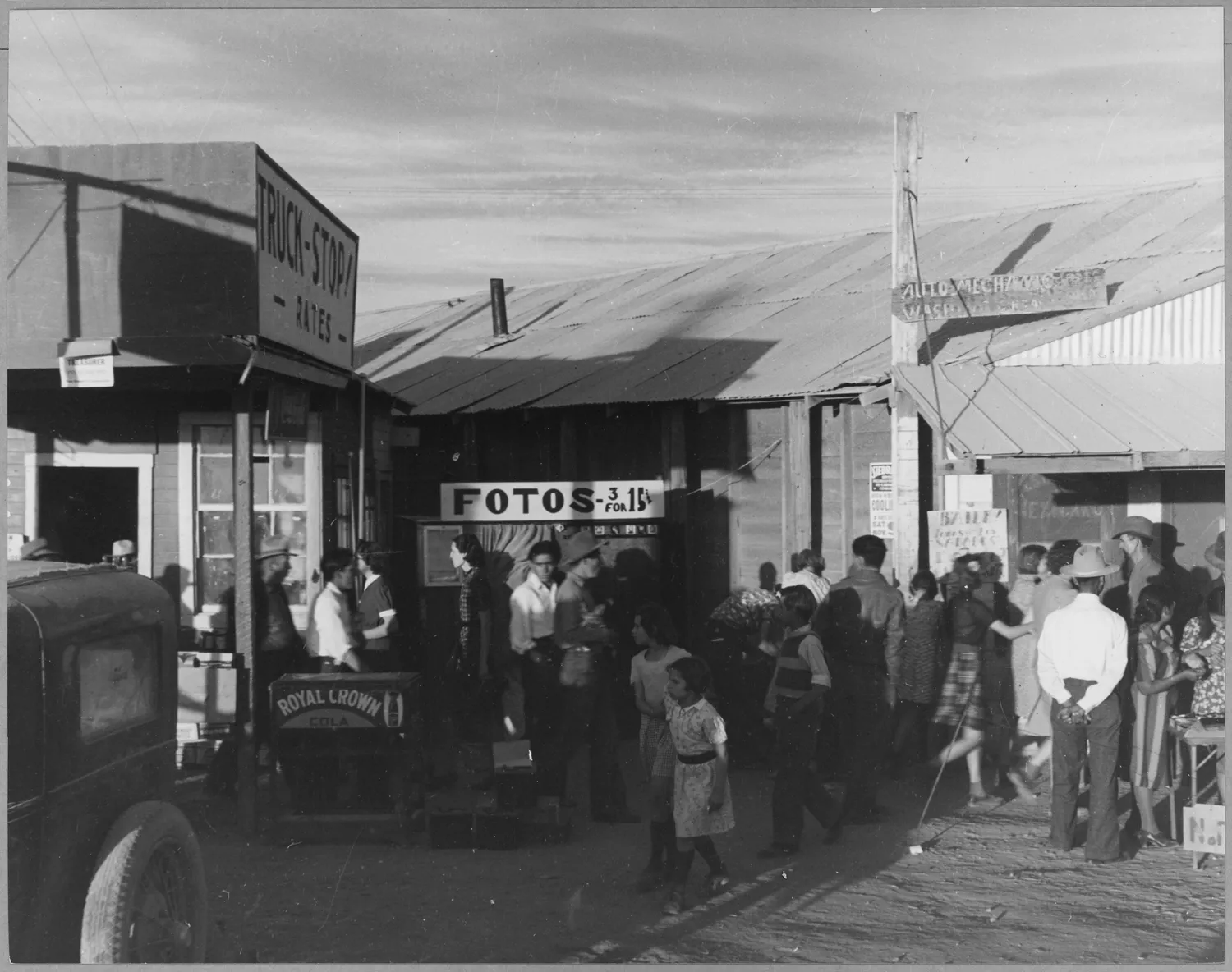 Eloy, Pinal County, Arizona. Photographers also migrate with the cotton pickers. Saturday afternoon . . . - NARA - 522282