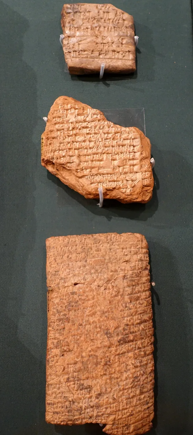 Epic of Gilgamesh, three fragments - Oriental Institute Museum, University of Chicago - DSC07124