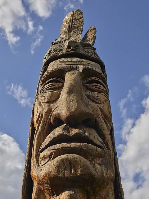 Head portion of a totem pole, honoring Omiskanoagwaiak, a medicine man of the Wolf People, outside Forest Park in Springfield, Massachusetts