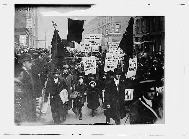 Lawrence, Mass strikers parading in N.Y.C. 1911