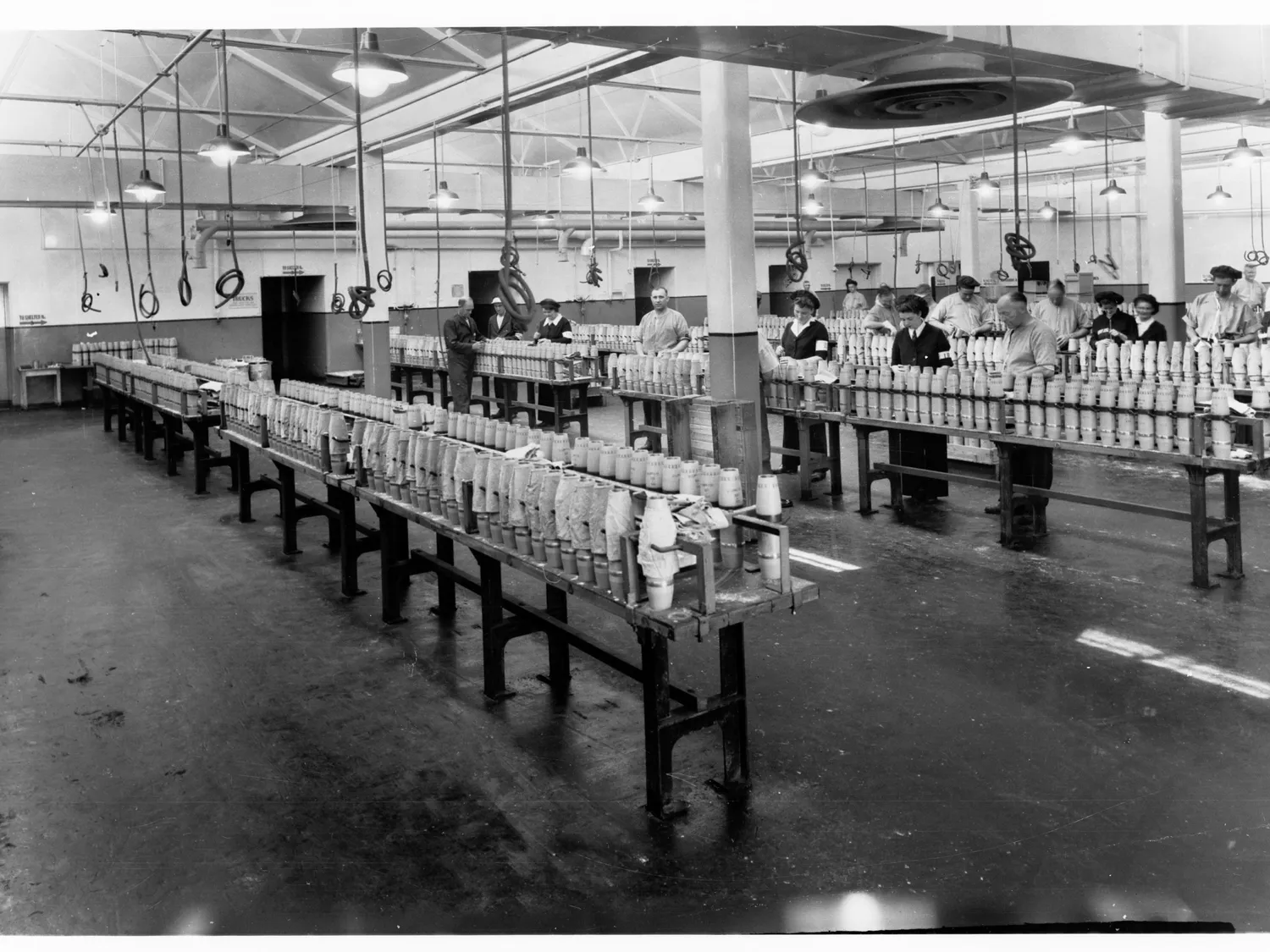 Men and women working at Salisbury Munitions Factory(GN13533A)