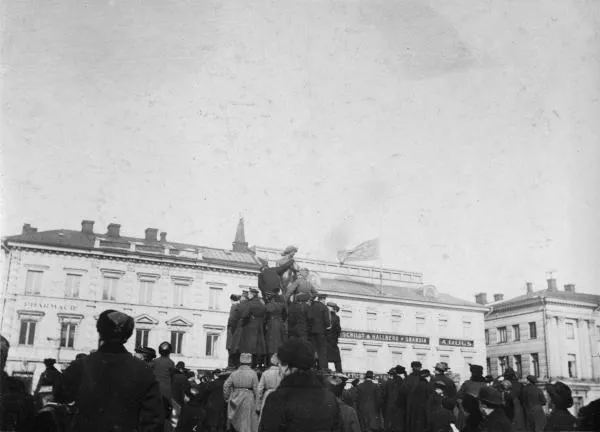 Russian Soldiers on fountain Havis Amanda during Russian Revolution