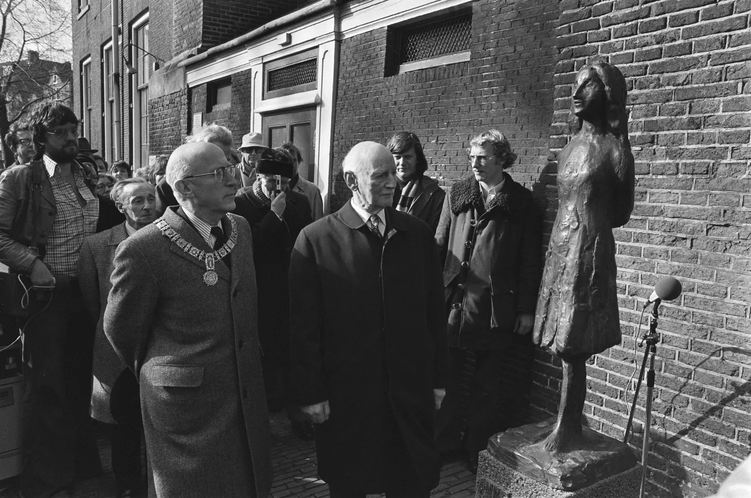 Samkalden en Otto Frank (vader van Anne) bij het beeldje, Bestanddeelnr 929-0706