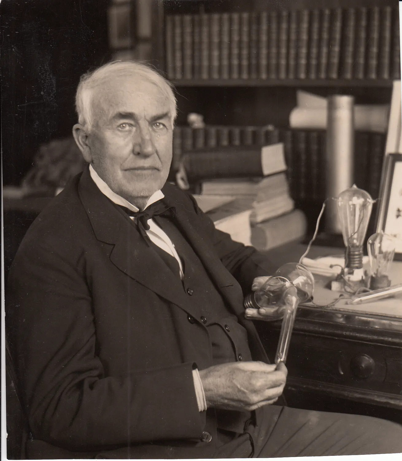 Thomas Edison with Edison Effect bulbs. (668af4a1f3f241e3b199ba132ef1c7b3)