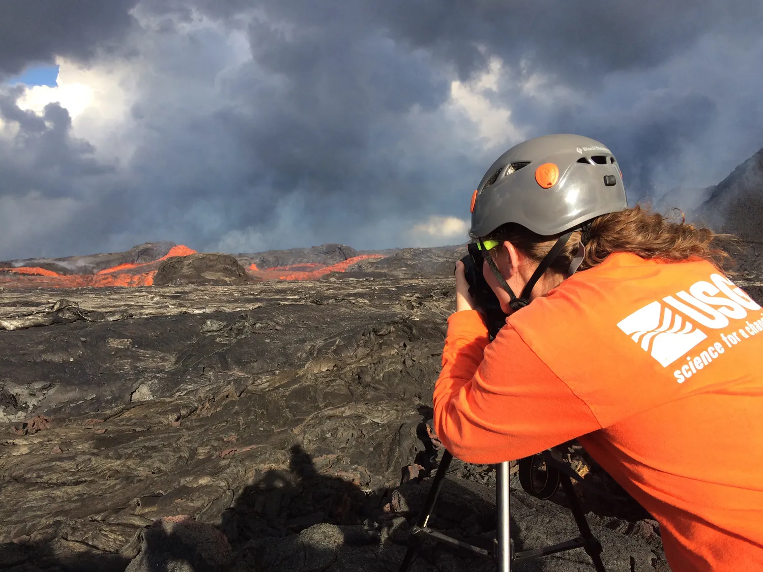 USGS Hawaiian Volcano Observatory scientist monitors Kīlauea Volcano's Lower East Rift Zone lava flow on 6-25-2018 (45542229424)