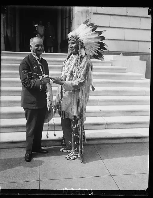 Vice President Curtis receives peace pipe from Chief Red Tomahawk, slayer of Sitting Bull. Chief Red Tomahawk, leader of the Sioux Nation and credited with having killed Sitting Bull, presented Vice President Curtis with a peace pipe at the United States Capitol today. Chief Red Tomahawk, who is 80 years old, is in the National Capital repaying the visit of Chief of Staff Charles P. Summerall, who last year was a guest of the Chief in his Western home